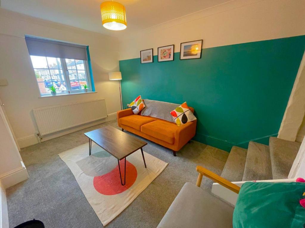 ein Wohnzimmer mit Sofa und Tisch in der Unterkunft The New Found Lamb in Cleethorpes