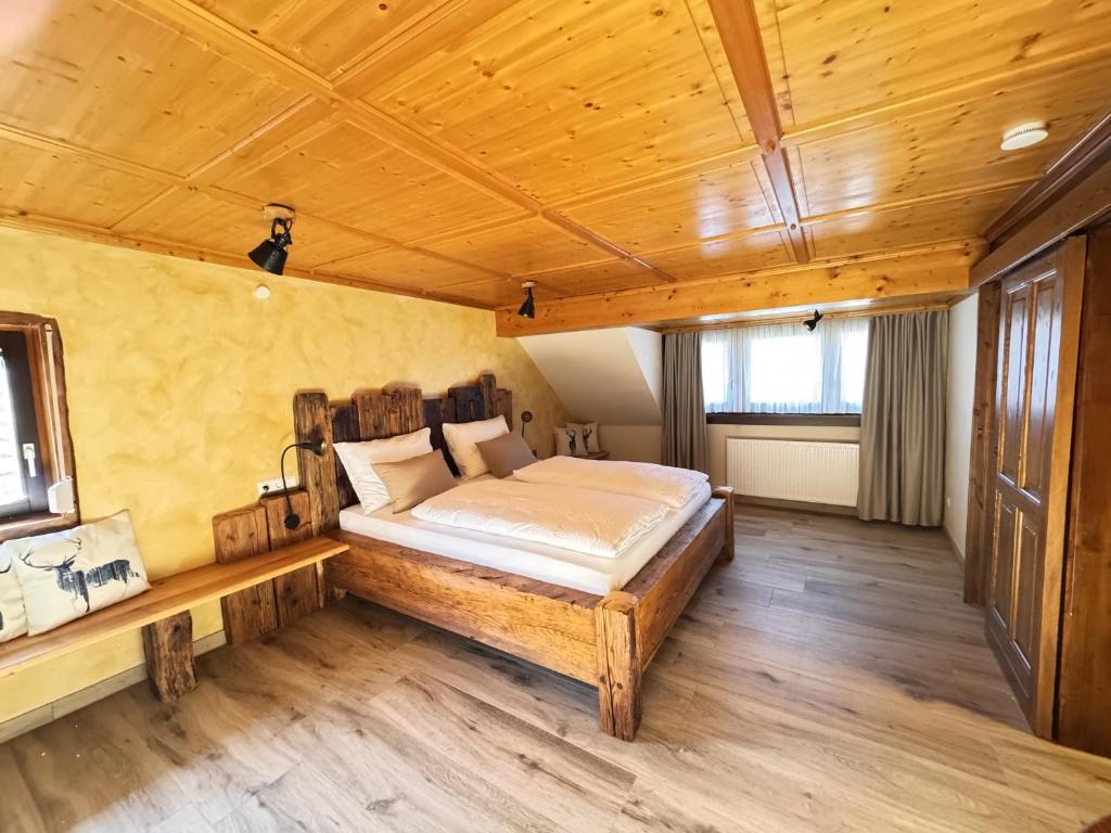 Postel nebo postele na pokoji v ubytování Black Forest Hotel Todtnau