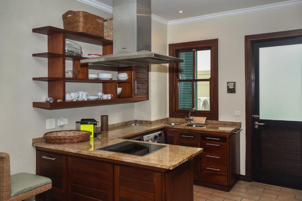 Kuchyň nebo kuchyňský kout v ubytování Eden Island by Olala Homes