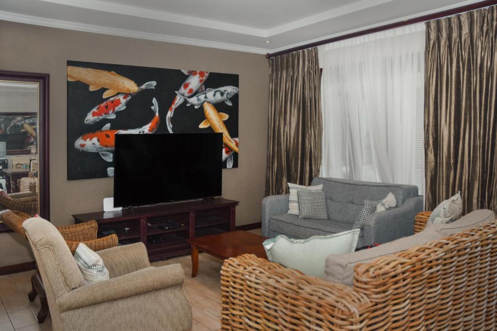 TV a/nebo společenská místnost v ubytování Eden Island by Olala Homes