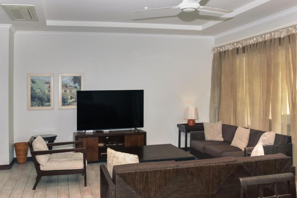 TV a/nebo společenská místnost v ubytování Eden Island by Olala Homes