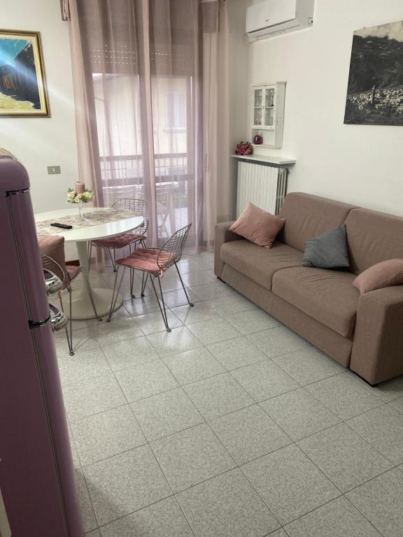 een woonkamer met een bank en een tafel bij Appartamento Eleonora in Sirmione