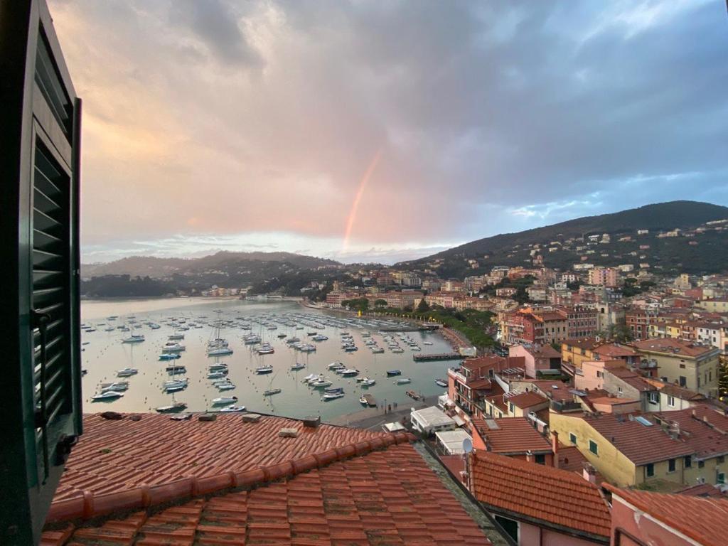un gruppo di barche in un porto con un arcobaleno di Anciüetta a Lerici