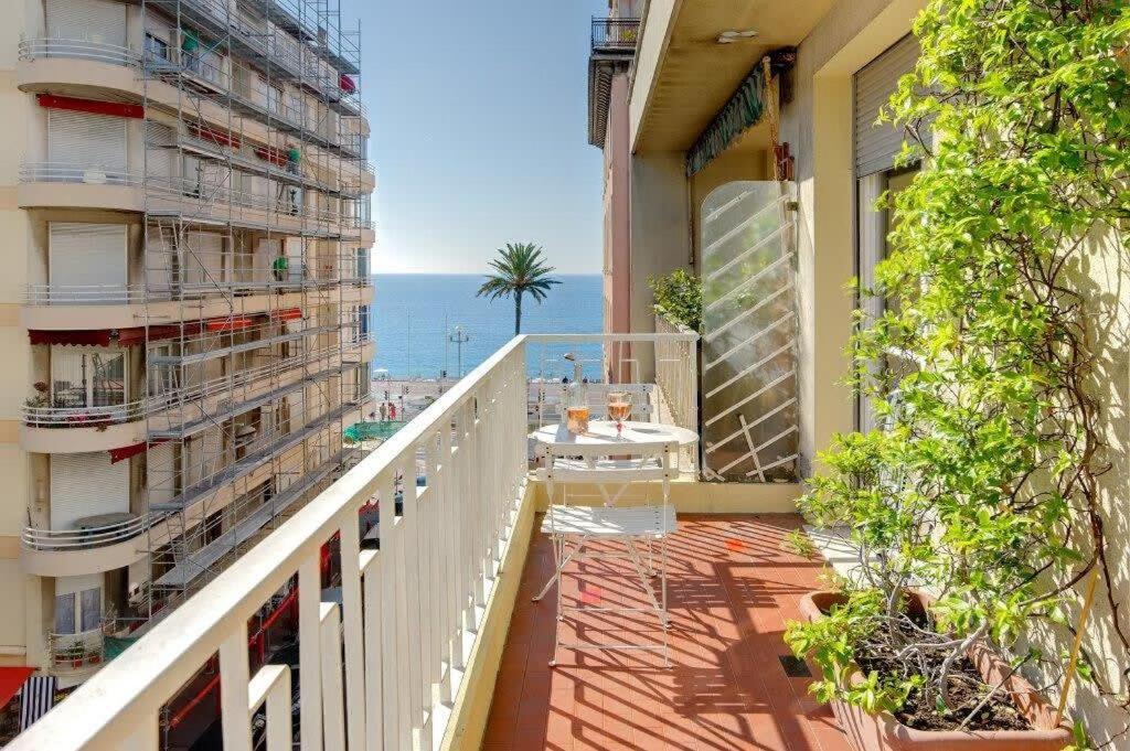 d'un balcon offrant une vue sur l'océan. dans l'établissement Jasmine, à Nice