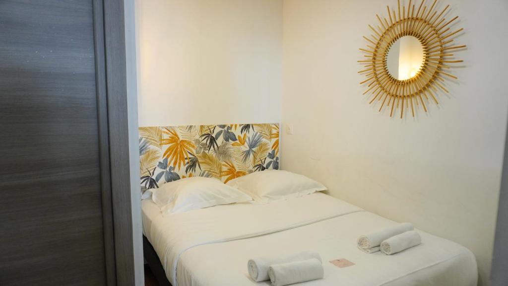 une chambre avec un lit avec un miroir au mur dans l'établissement Proche Carlton & Croisette, Appartement 302 - Palmazur Vacances, à Cannes