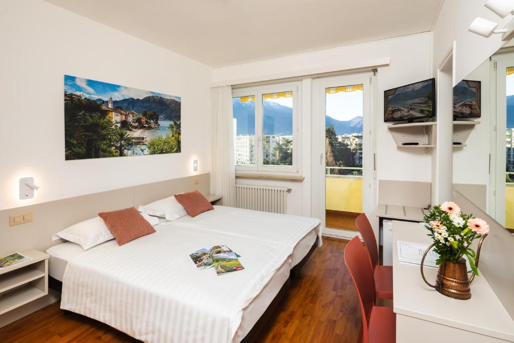 TV a/nebo společenská místnost v ubytování Hotel Rondinella Locarno