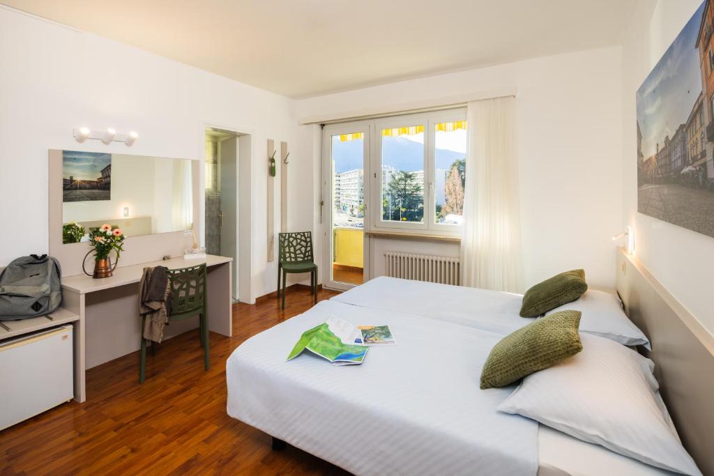 Postel nebo postele na pokoji v ubytování Hotel Rondinella Locarno