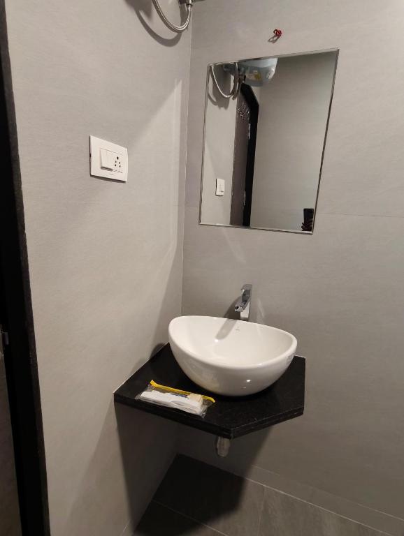 Koupelna v ubytování Hotel Yogesh Nisarga, Chhatrapati Sambhajinagar