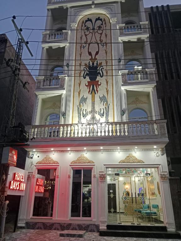 拉合尔Hotel Day IN Shoukat khanam的一座建筑,上面有绘画