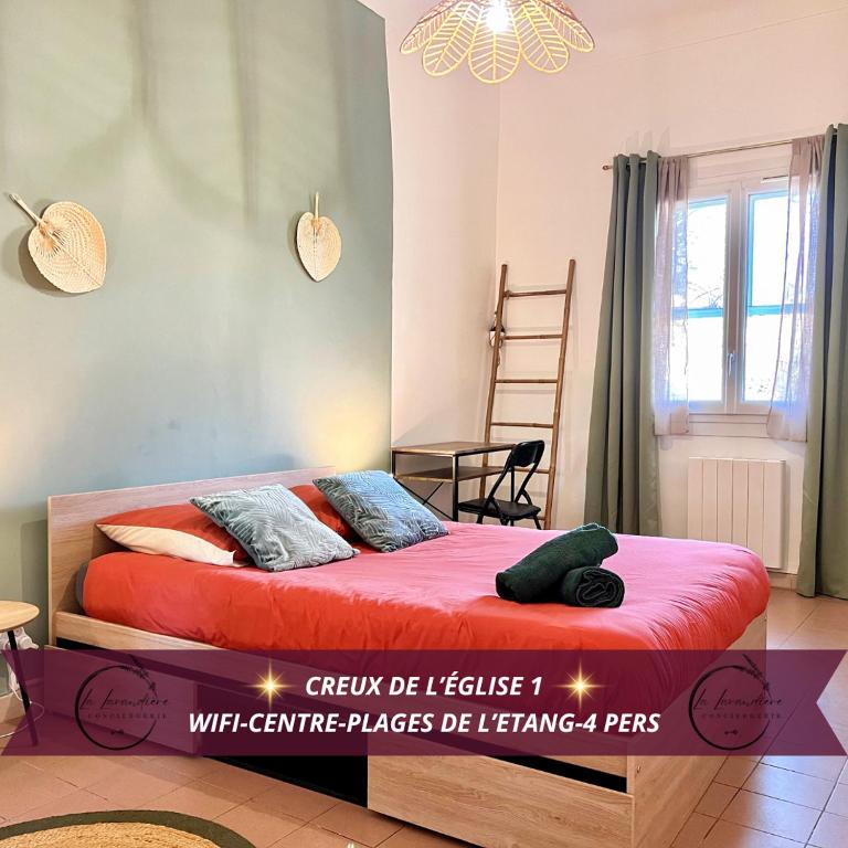 une chambre avec un lit avec une couverture rouge dans l'établissement Creux de l'Église 1 - Cosy, Centre-village au calme, 4 personnes, à Saint-Chamas