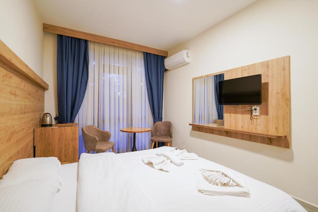 TV a/nebo společenská místnost v ubytování Askoroz Otel İzmit