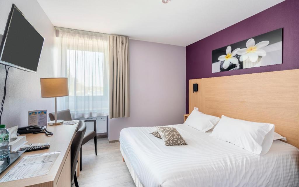 Postel nebo postele na pokoji v ubytování Cit'Hotel LA PYRAMIDE