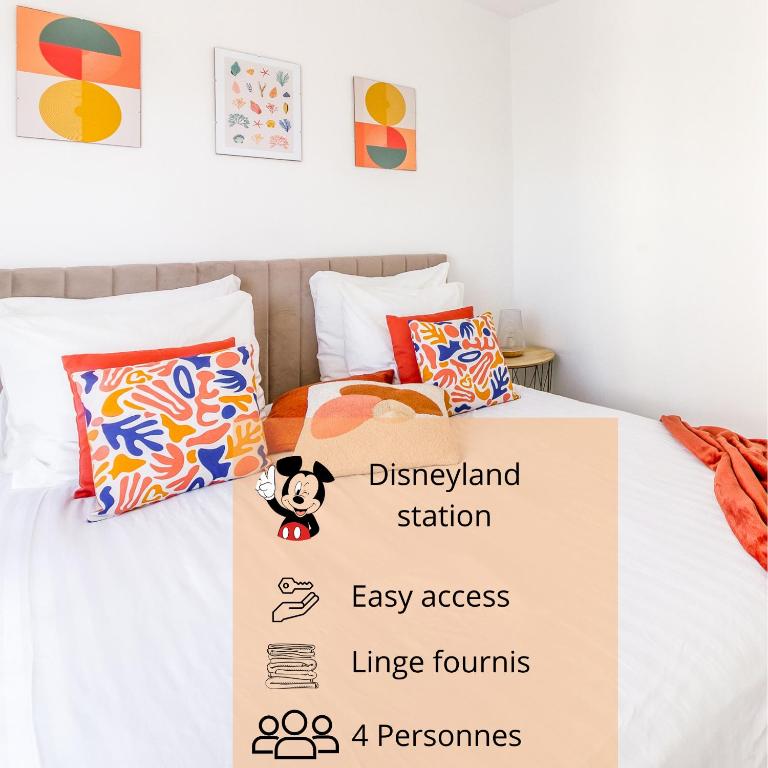 une chambre avec deux lits et un panneau indiquant que la station disneyland est facilement accessible dans l'établissement Au Cœur de Disneyland, Gare & Shopping à 2 pas, à Chessy