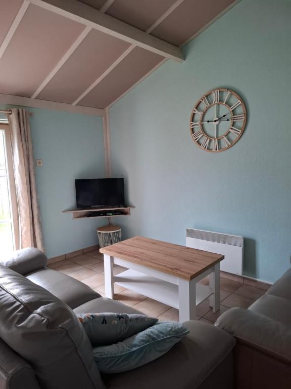 TV a/nebo společenská místnost v ubytování maison de dunes
