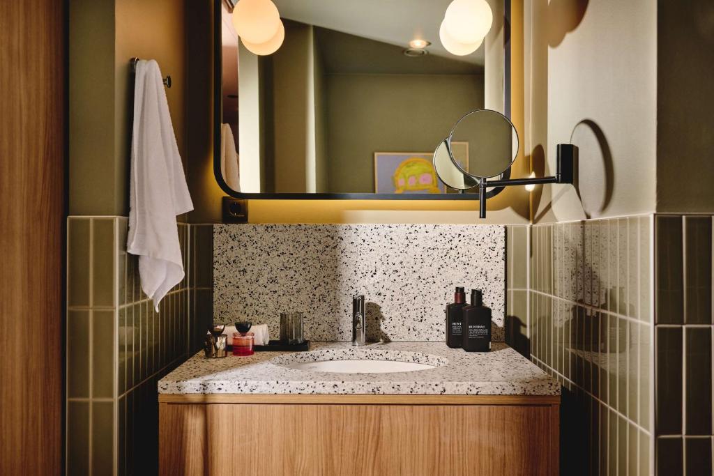 A by Adina Vienna Danube - Resim 16