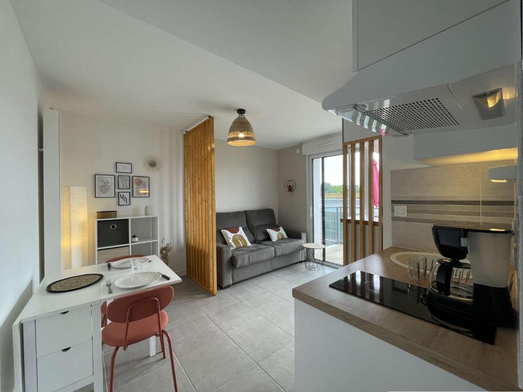 une cuisine et un salon avec un canapé dans l'établissement Studio LA ROCHELLE - LR340-D206, à La Rochelle