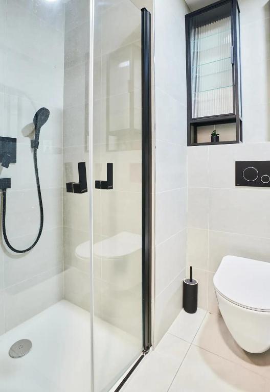 Koupelna v ubytování MyMozart Apartments Prague by Rentero Property