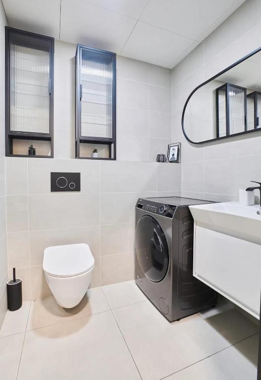 Koupelna v ubytování MyMozart Apartments Prague by Rentero Property