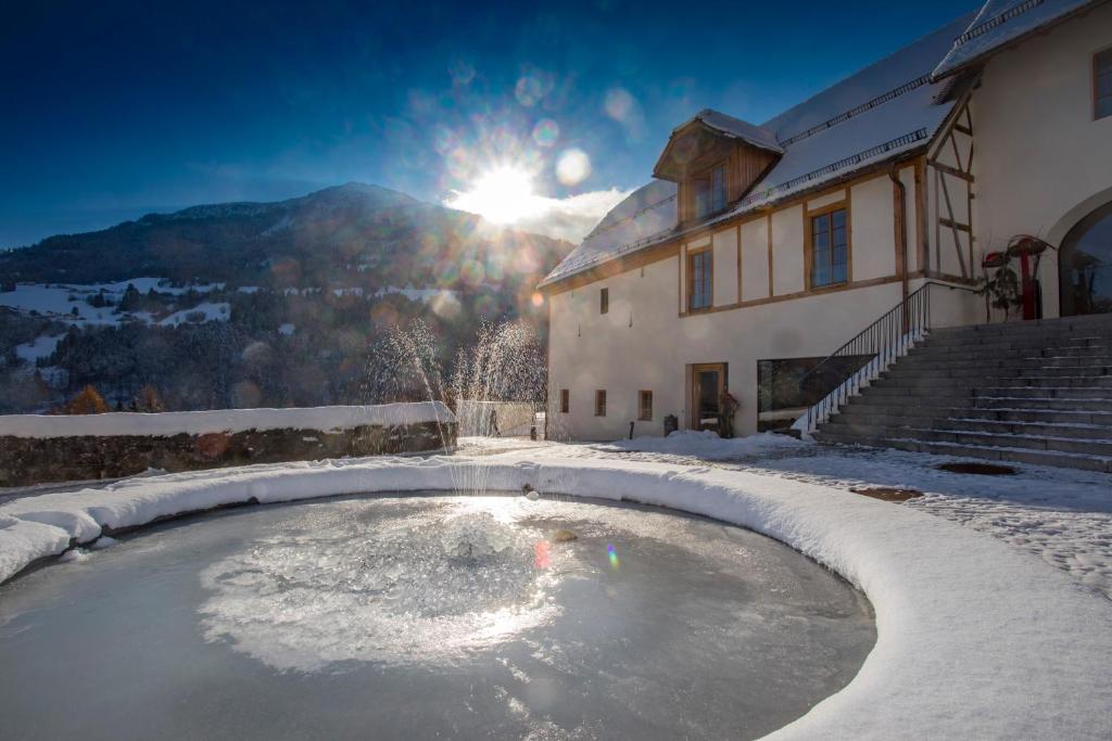 Nespecifikovaný výhled na hory nebo výhled na hory při pohledu z hotelu