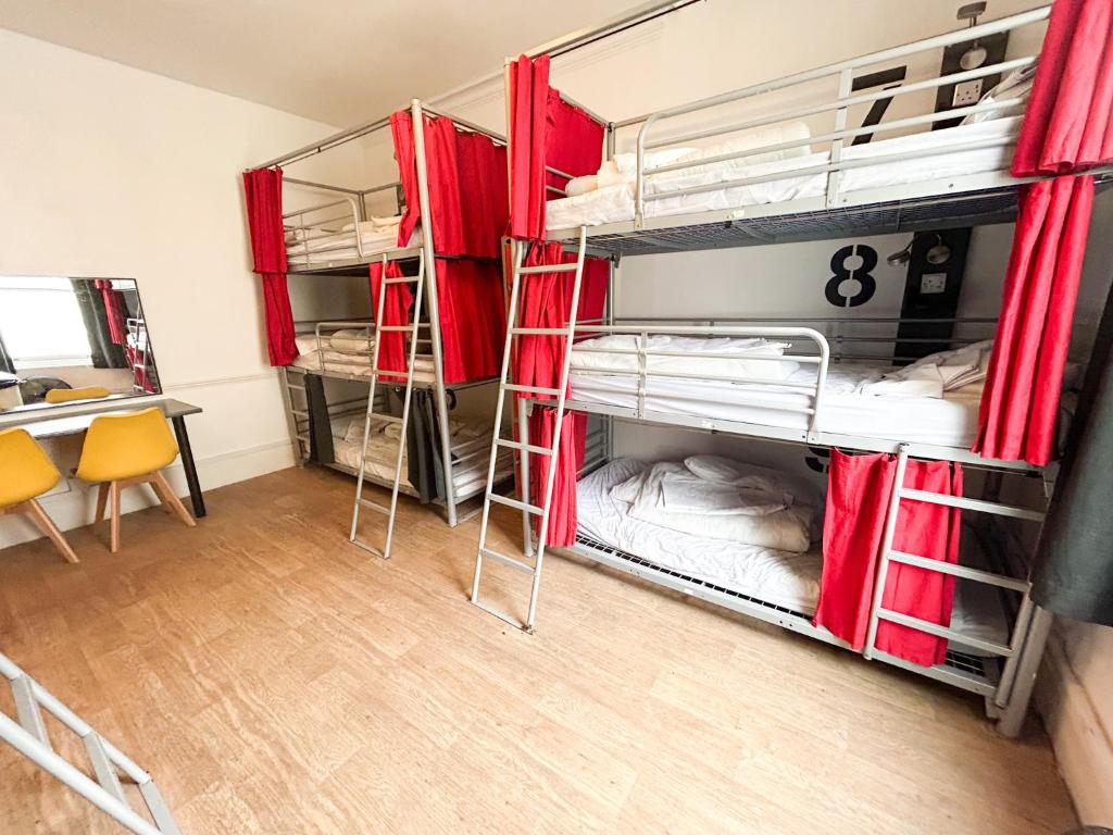 Postel nebo postele na pokoji v ubytování Bath YMCA Hostel