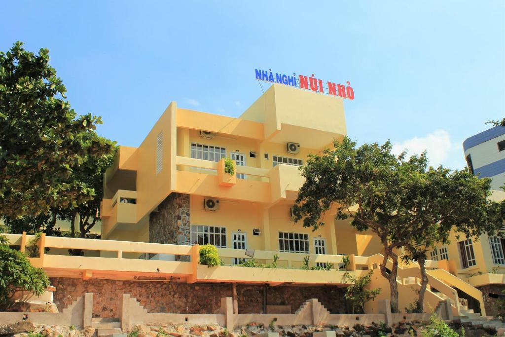 un edificio amarillo con un cartel encima en Nui Nho Motel en Vung Tau