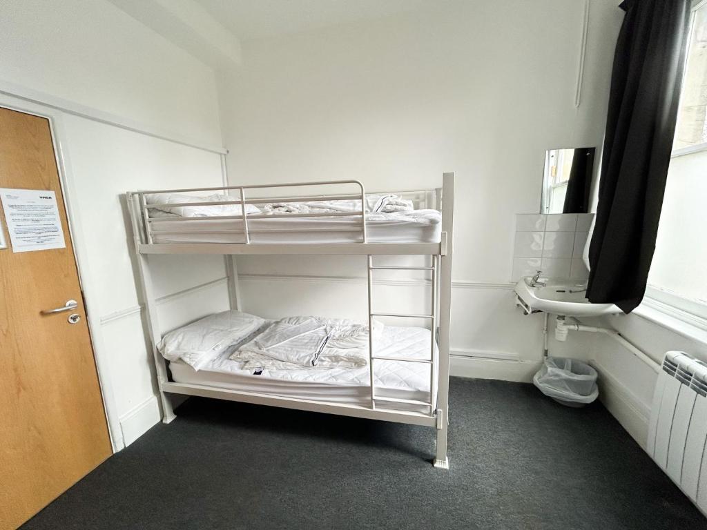 Postel nebo postele na pokoji v ubytování Bath YMCA Hostel