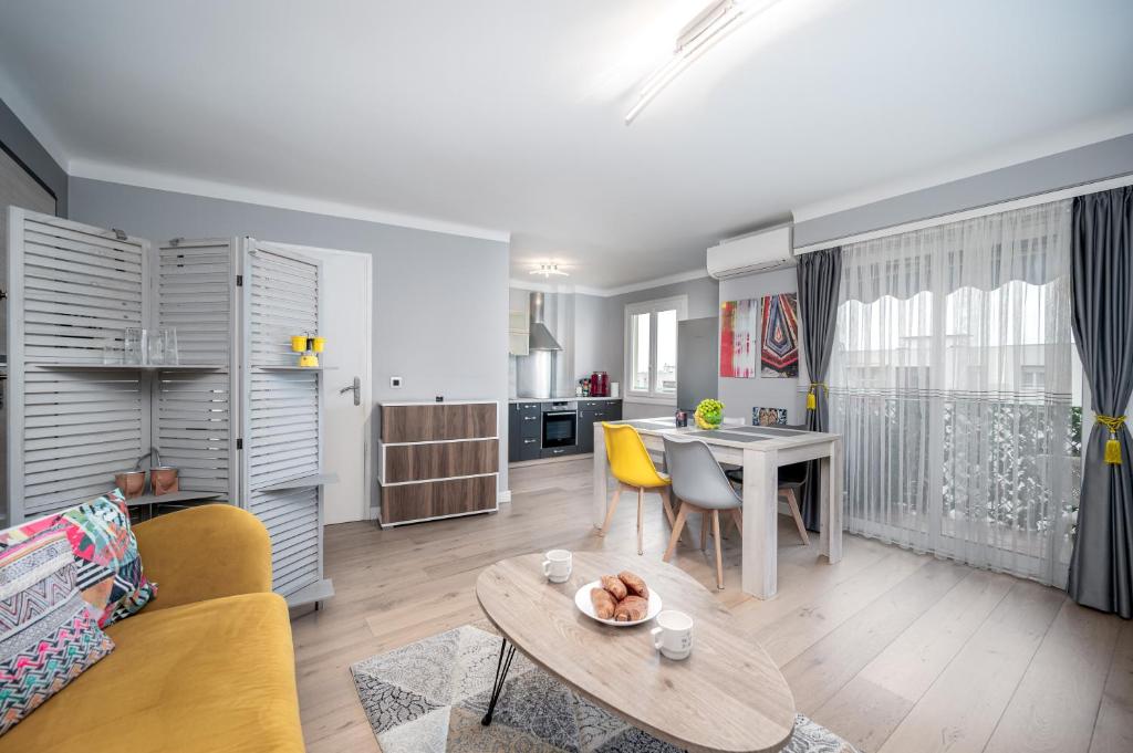 un salon avec un canapé et une table dans l'établissement Cozy Appartement close to Port of Nice, à Nice