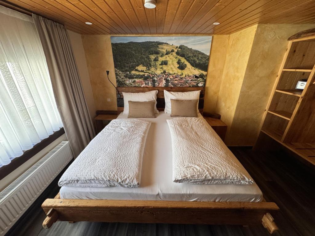 Postel nebo postele na pokoji v ubytování Black Forest Hotel Todtnau