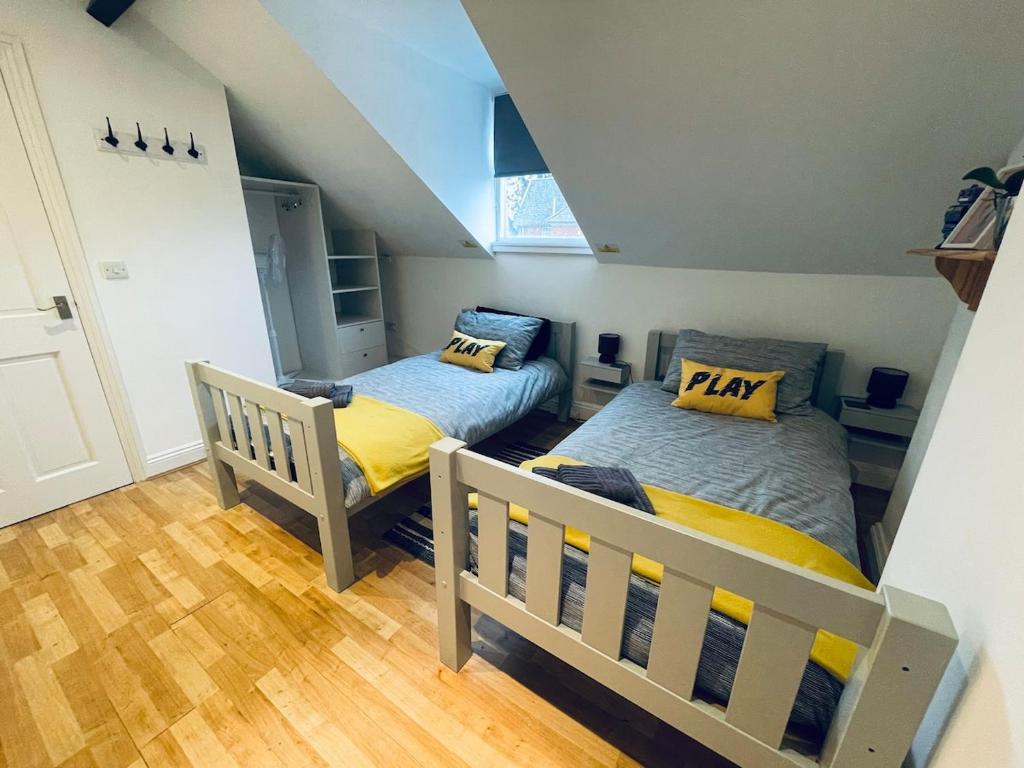 Ένα ή περισσότερα κρεβάτια σε δωμάτιο στο Victorian red-brick home in picturesque market town