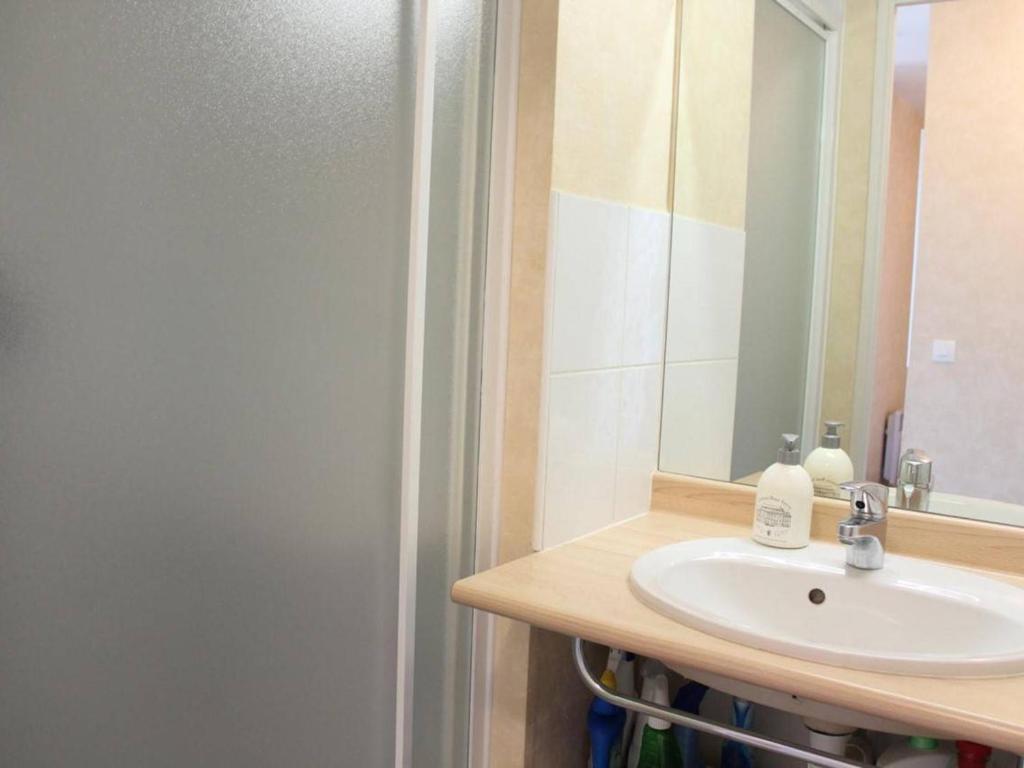 Zdjęcie z galerii obiektu Studio cabine idéal, proche plage, parking privé, résidence sécurisée - FR-1-246-654 w La Rochelle