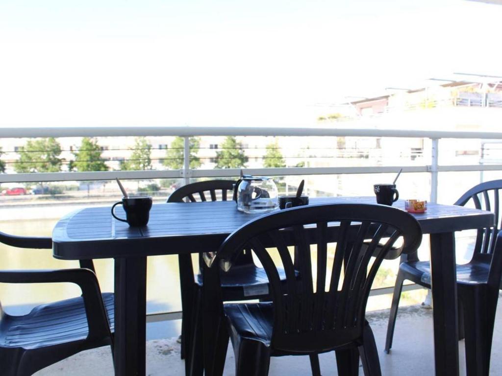 Zdjęcie z galerii obiektu Studio cabine idéal, proche plage, parking privé, résidence sécurisée - FR-1-246-654 w La Rochelle
