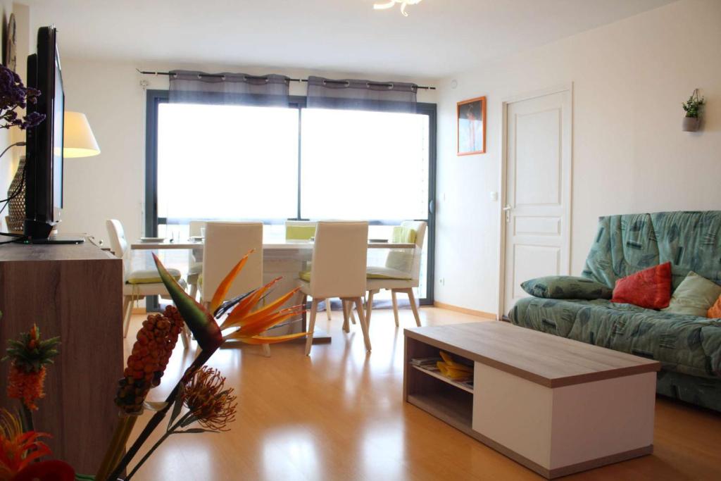 un salon avec un canapé et une table dans l'établissement Appt 3 pièces LA ROCHELLE - LR710-023, à La Rochelle