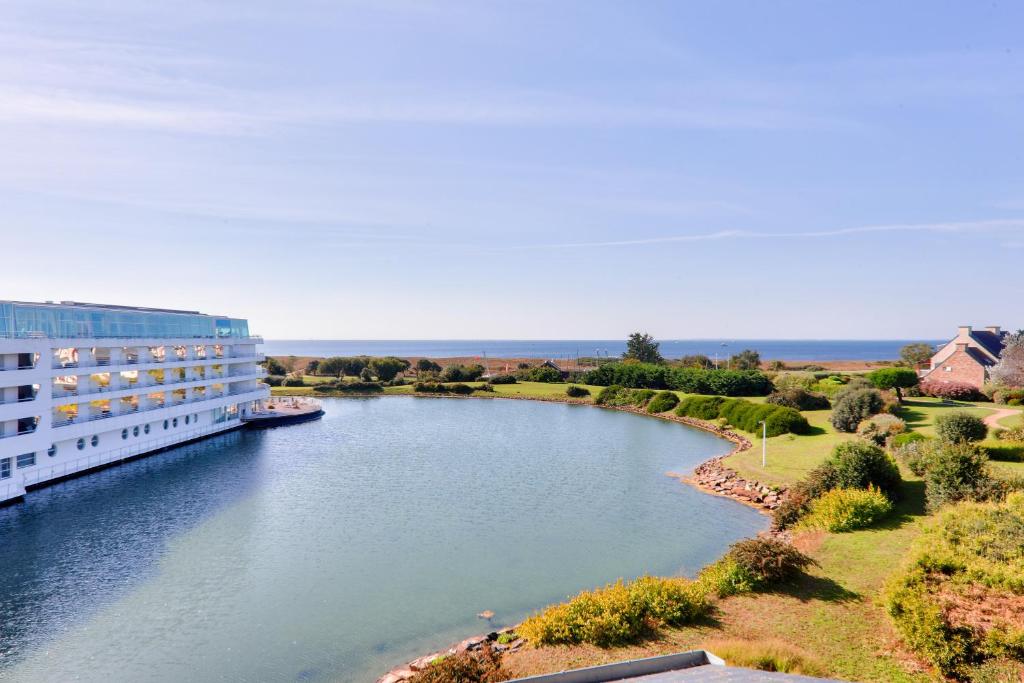 アルゾンにあるAppartement vue mer à 400m de la plage du Fogeoの川の景色