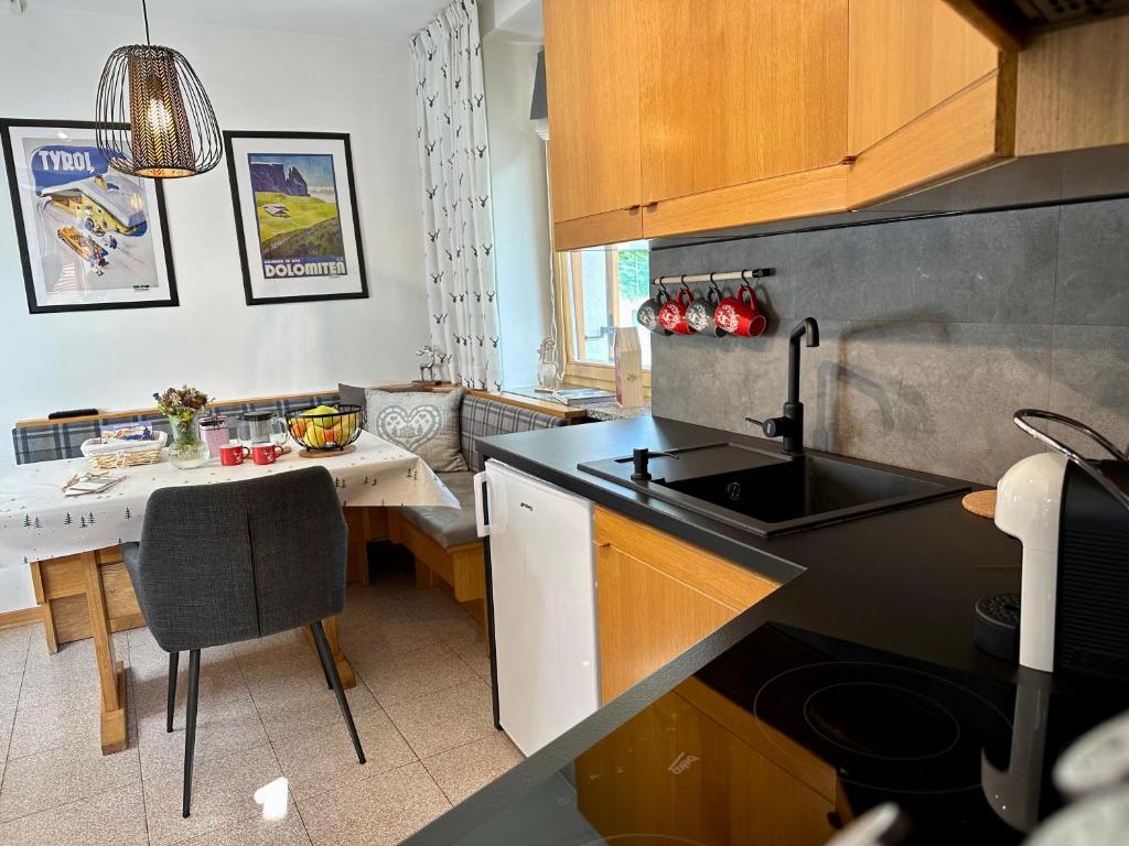 Kuchyň nebo kuchyňský kout v ubytování Si Mezzana Home