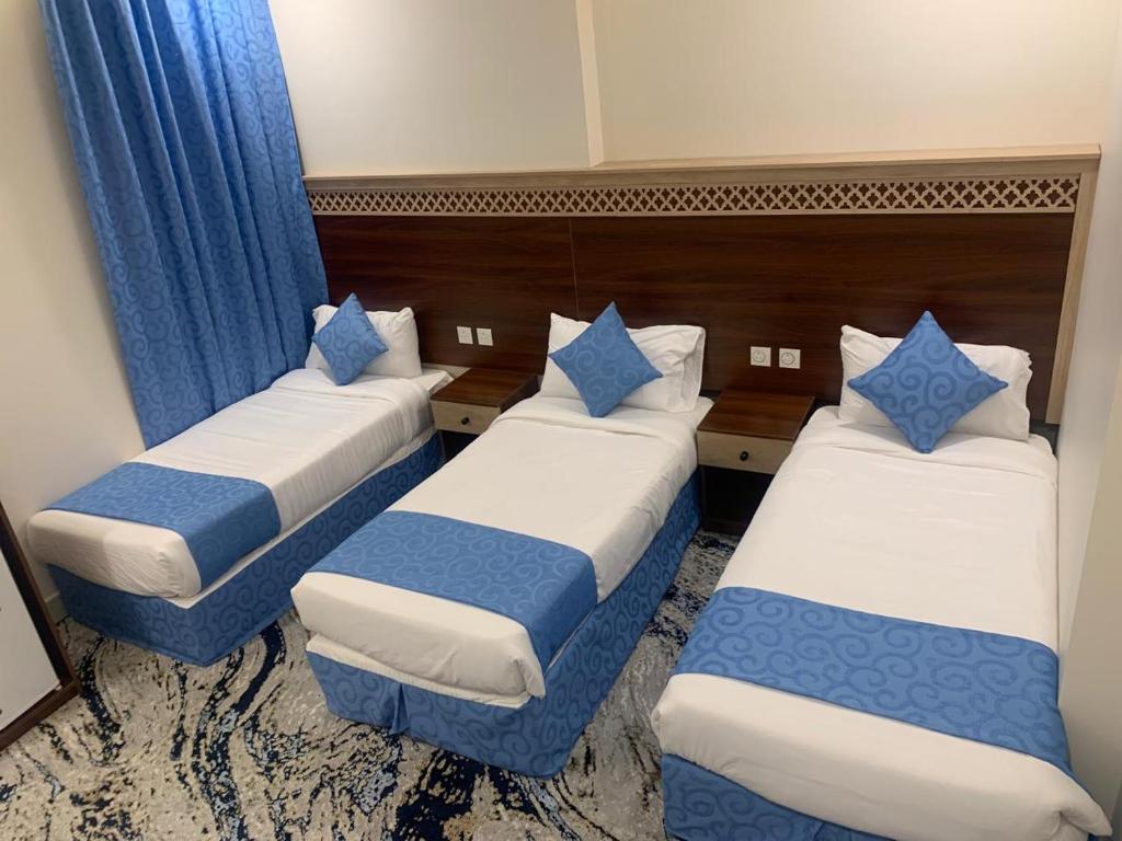 Postel nebo postele na pokoji v ubytování فندق اوتادالمتحدة الذهبي الروضة 4