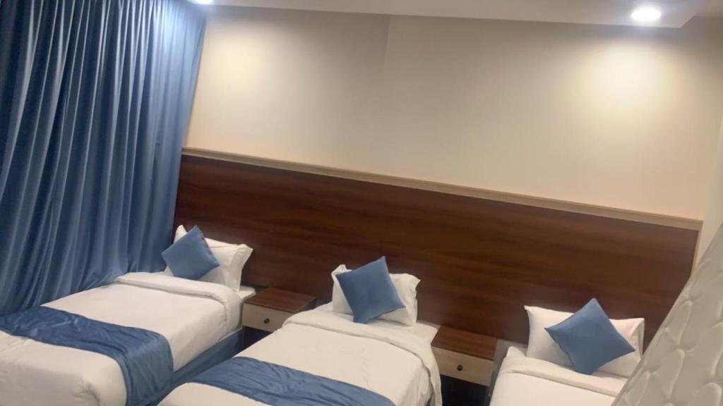 Postel nebo postele na pokoji v ubytování فندق اوتادالمتحدة الذهبي الروضة 4