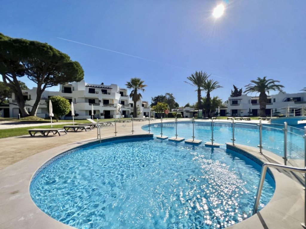 Πισίνα στο ή κοντά στο Albufeira Balaia Golf Vilage 1 With Pool by Homing