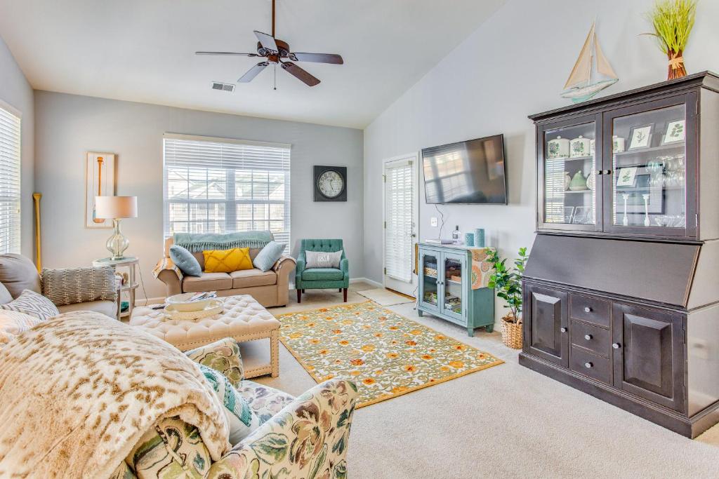 Ένα ή περισσότερα κρεβάτια σε δωμάτιο στο Golf, Swim and Explore Sunset Beach Family Condo!