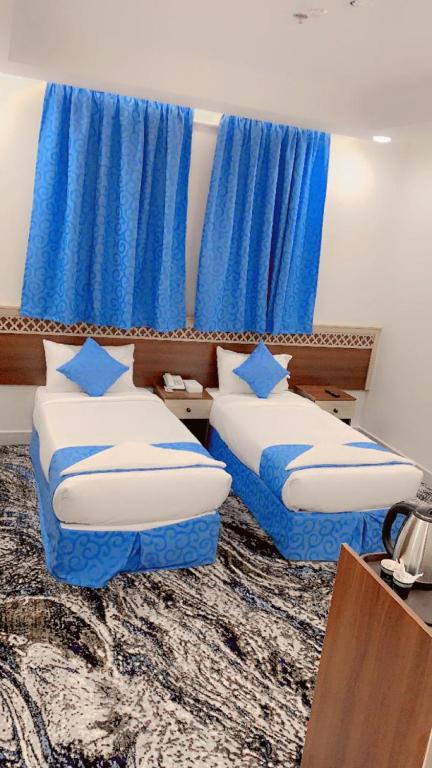 Postel nebo postele na pokoji v ubytování فندق اوتادالمتحدة الذهبي الروضة 4