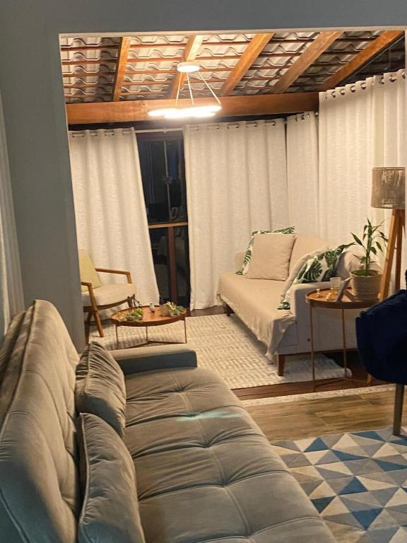 a living room with a couch and a table at Casa Bella Collina in Venda Nova do Imigrante
