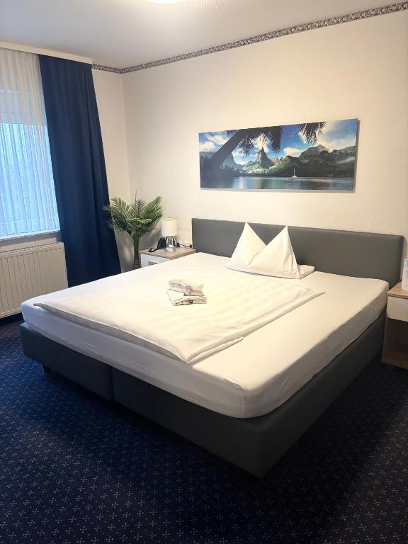 Postel nebo postele na pokoji v ubytování Hotel Hubertus Gernsheim Rhein