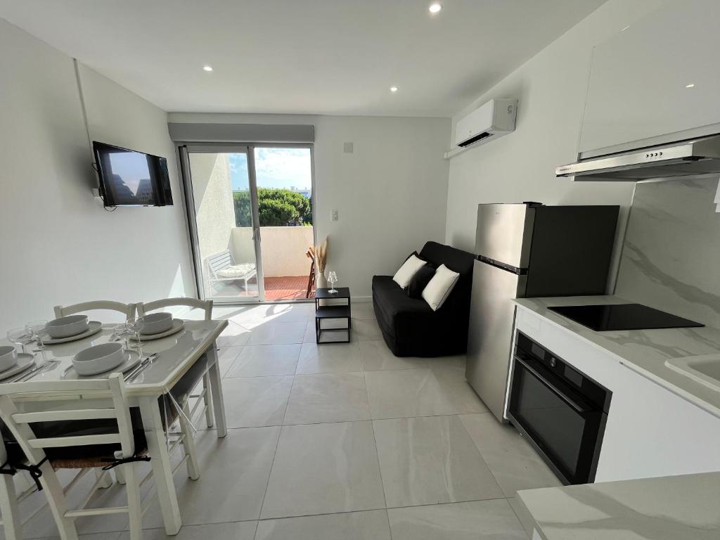 Il dispose d'une cuisine et d'un salon avec une table et un réfrigérateur. dans l'établissement La Grande Motte - centre ville - 2 min de la plage, à La Grande Motte