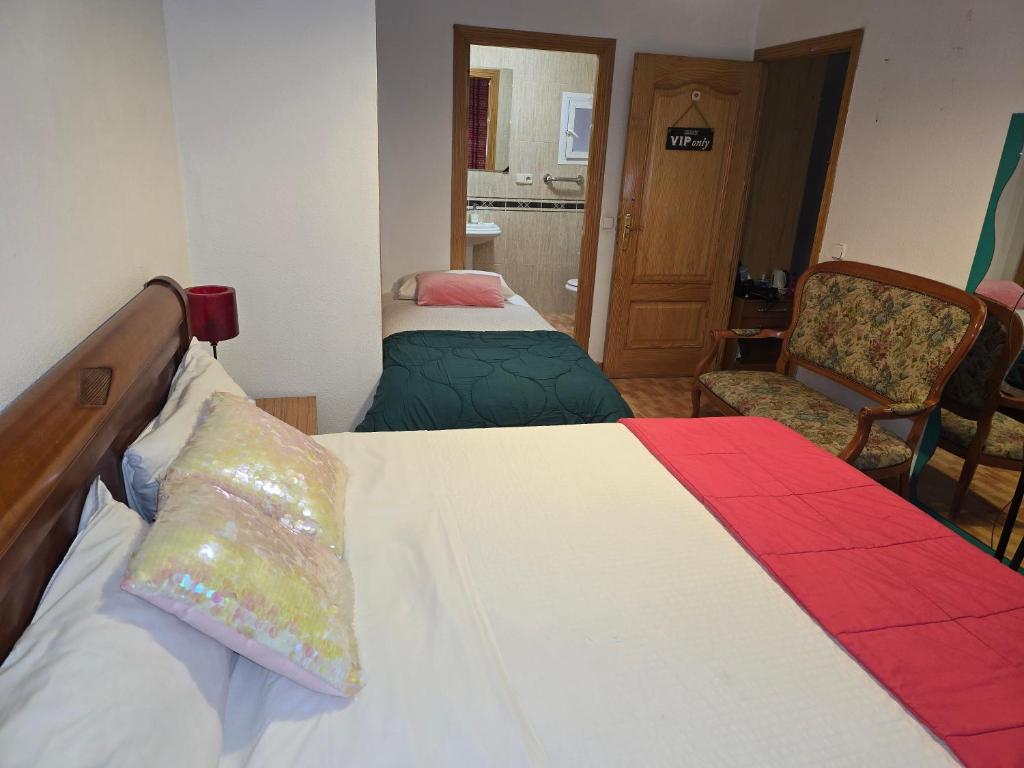 A bed or beds in a room at Acogedoras Habitaciónes en Madrid