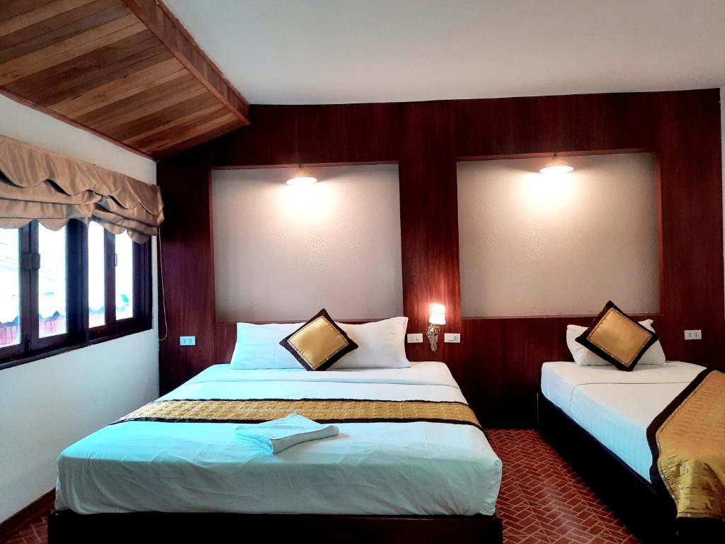 Postel nebo postele na pokoji v ubytování Rock Backpackers Central Hostel