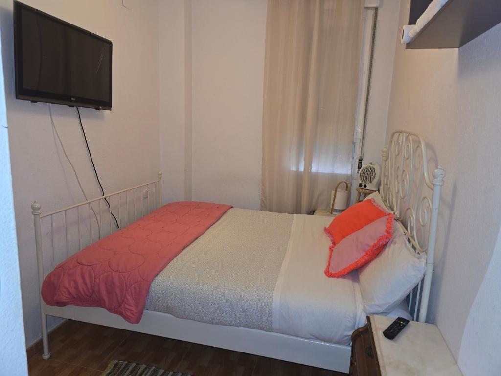 A bed or beds in a room at Acogedoras Habitaciónes en Madrid