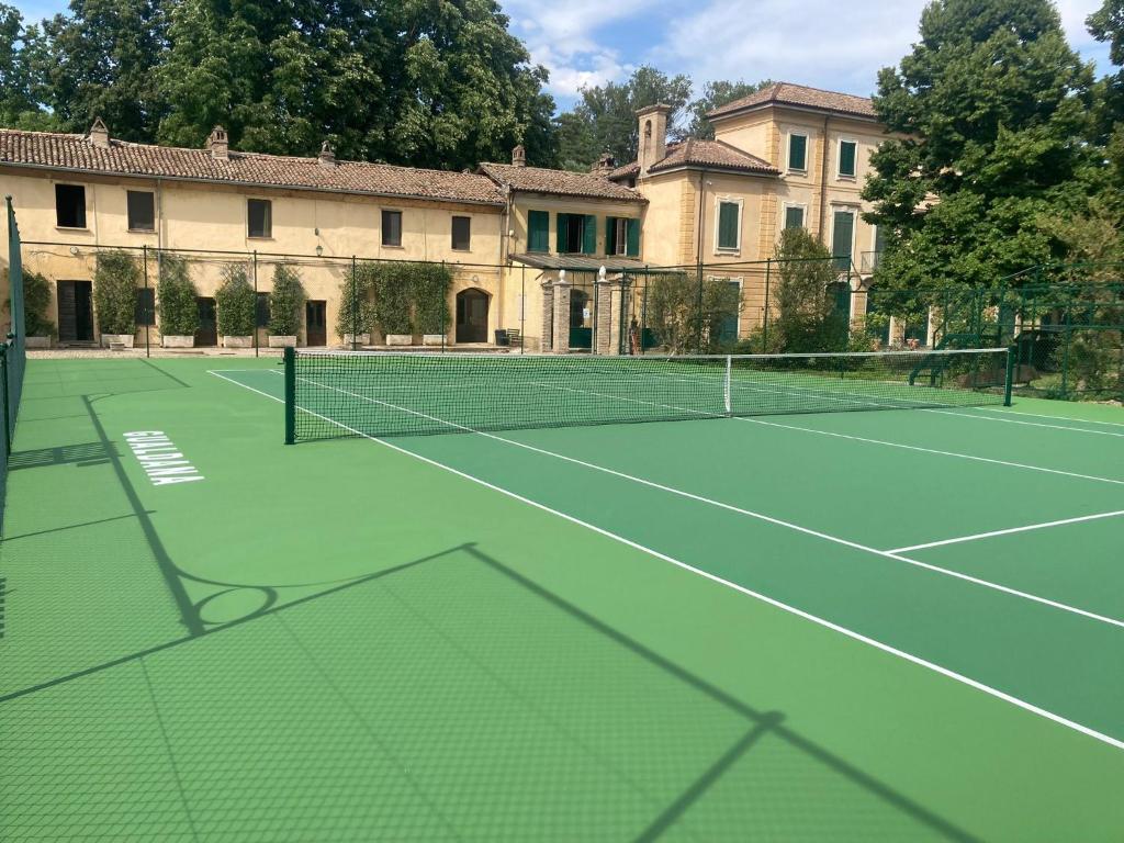 Tenis a/nebo squash v ubytování AGRITURISMO LE CORTI DELLA GUALDANA nebo okolí