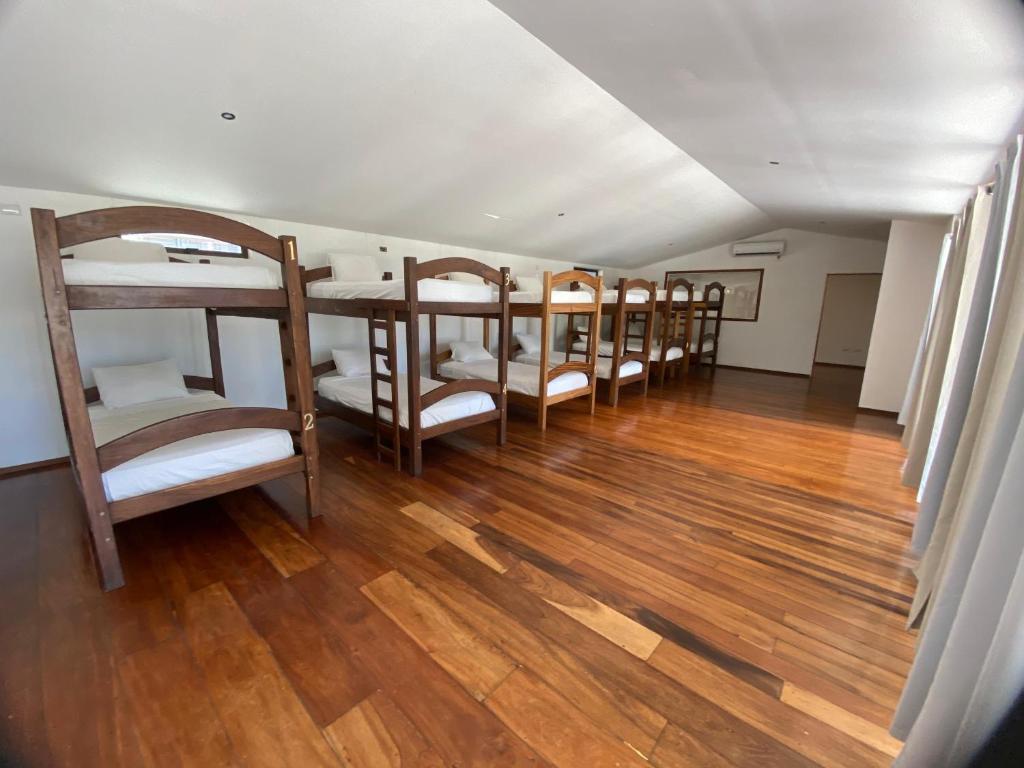 Postel nebo postele na pokoji v ubytování Casa Aura: Beachfront Premium Hostel