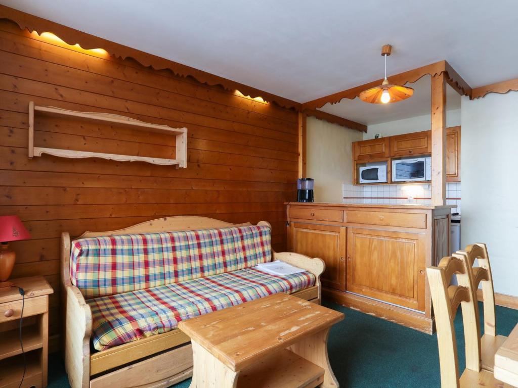 - une cuisine avec un banc et une table dans une pièce dans l'établissement Studio familial animaux admis - 4 pers, au cœur des Deux Alpes - FR-1-811-2, à Les Deux Alpes