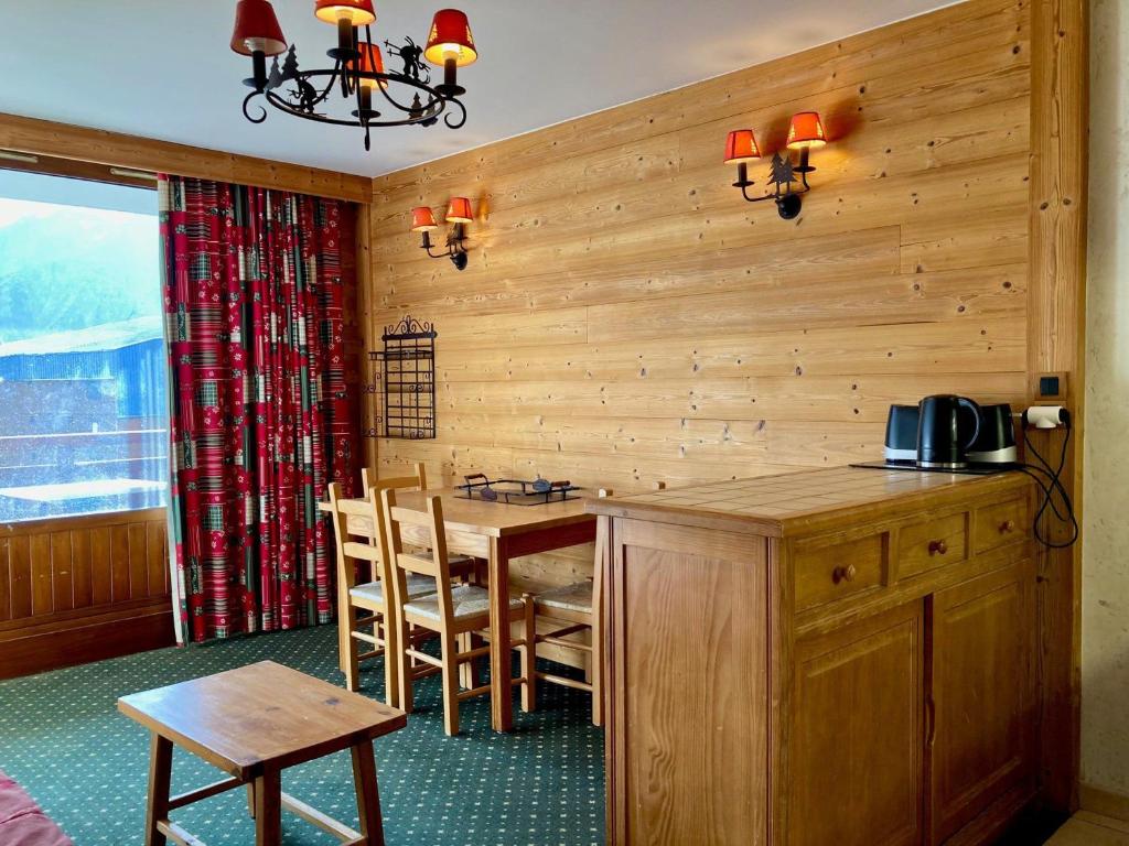 une cuisine avec une table et une salle à manger dans l'établissement Studio cosy au pied des pistes avec balcon et animaux admis - FR-1-811-19, à Les Deux Alpes