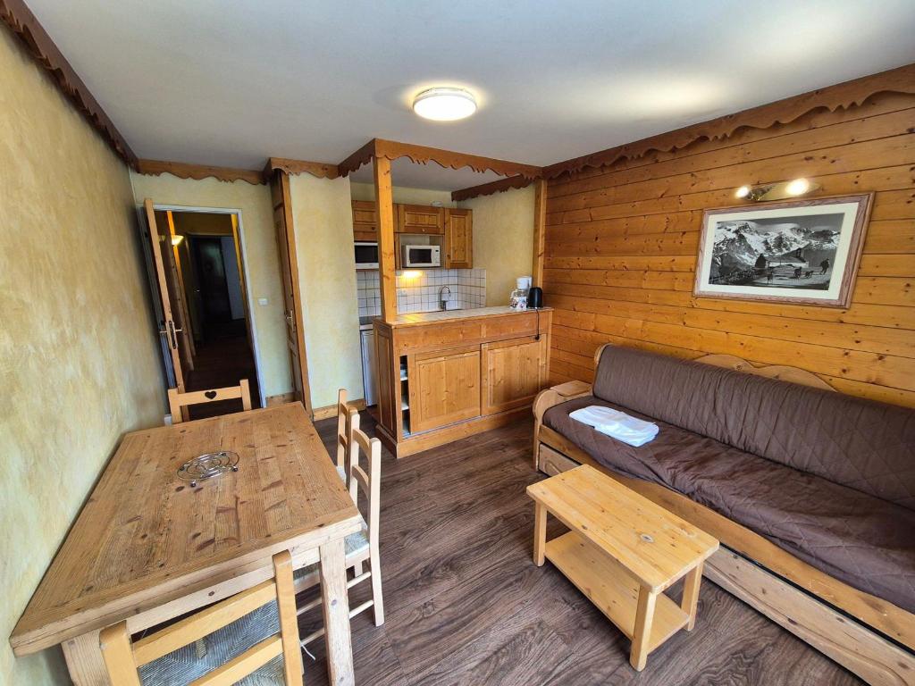 un salon avec un canapé et une table dans l'établissement Studio lumineux, pied des pistes, animaux admis - FR-1-811-27, à Les Deux Alpes